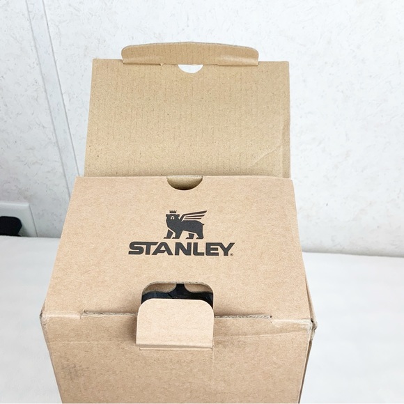 Stanley Limited Edition Holiday Mistletoe Twist Quencher 40 Oz White Peppermint - Picture 9 of 10